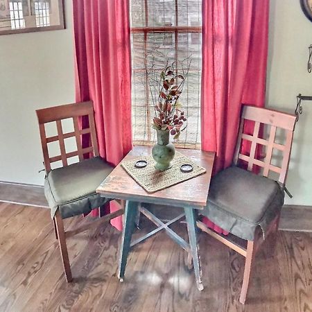 66 Center Street - The Carriage House, Queen Beds, Wifi, Cable Tv, Outdoor Sitting Area, Free On-Site Parking, Spa Tub For 2 Eureka Springs Kültér fotó