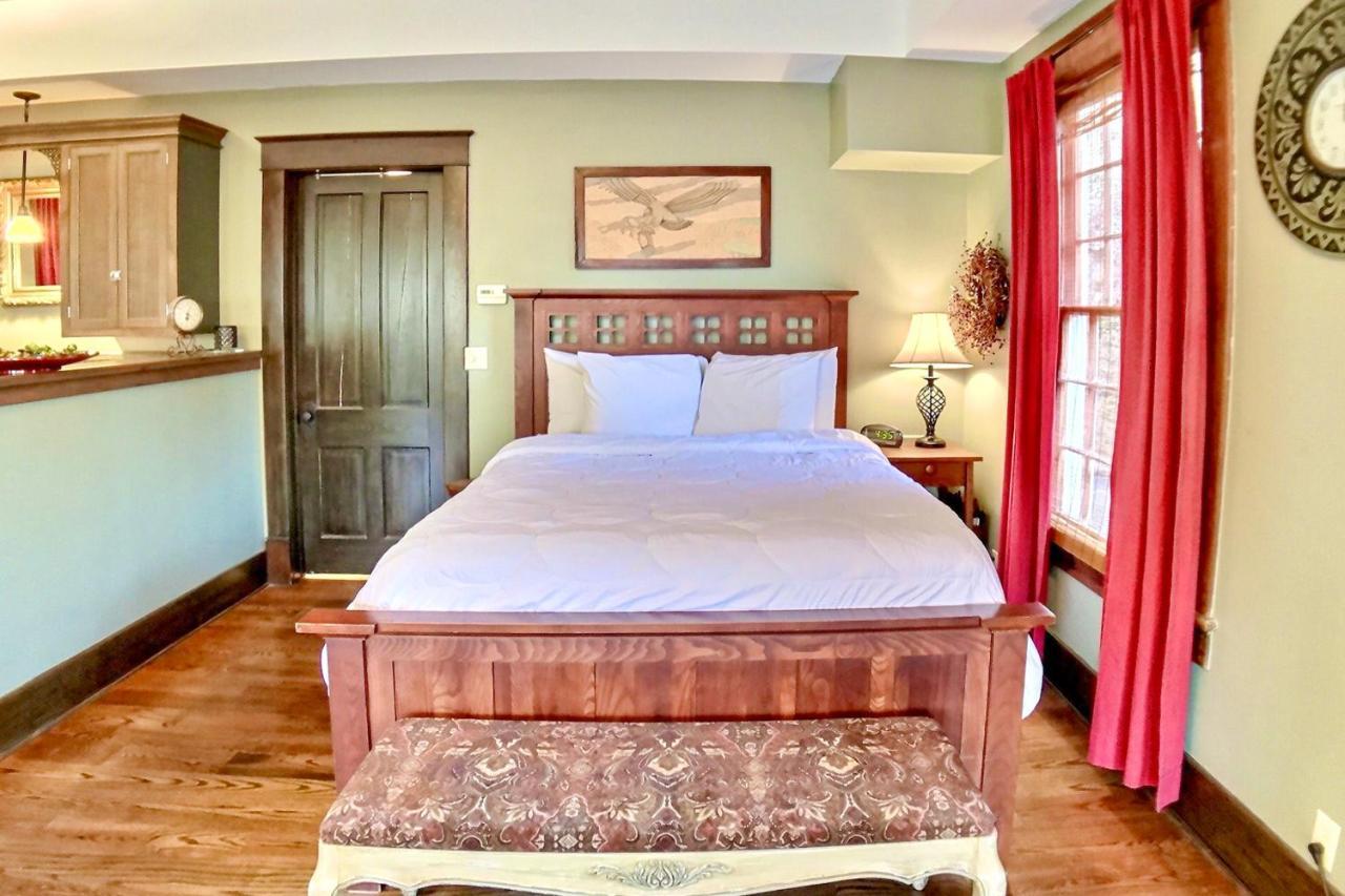 66 Center Street - The Carriage House, Queen Beds, Wifi, Cable Tv, Outdoor Sitting Area, Free On-Site Parking, Spa Tub For 2 Eureka Springs Kültér fotó