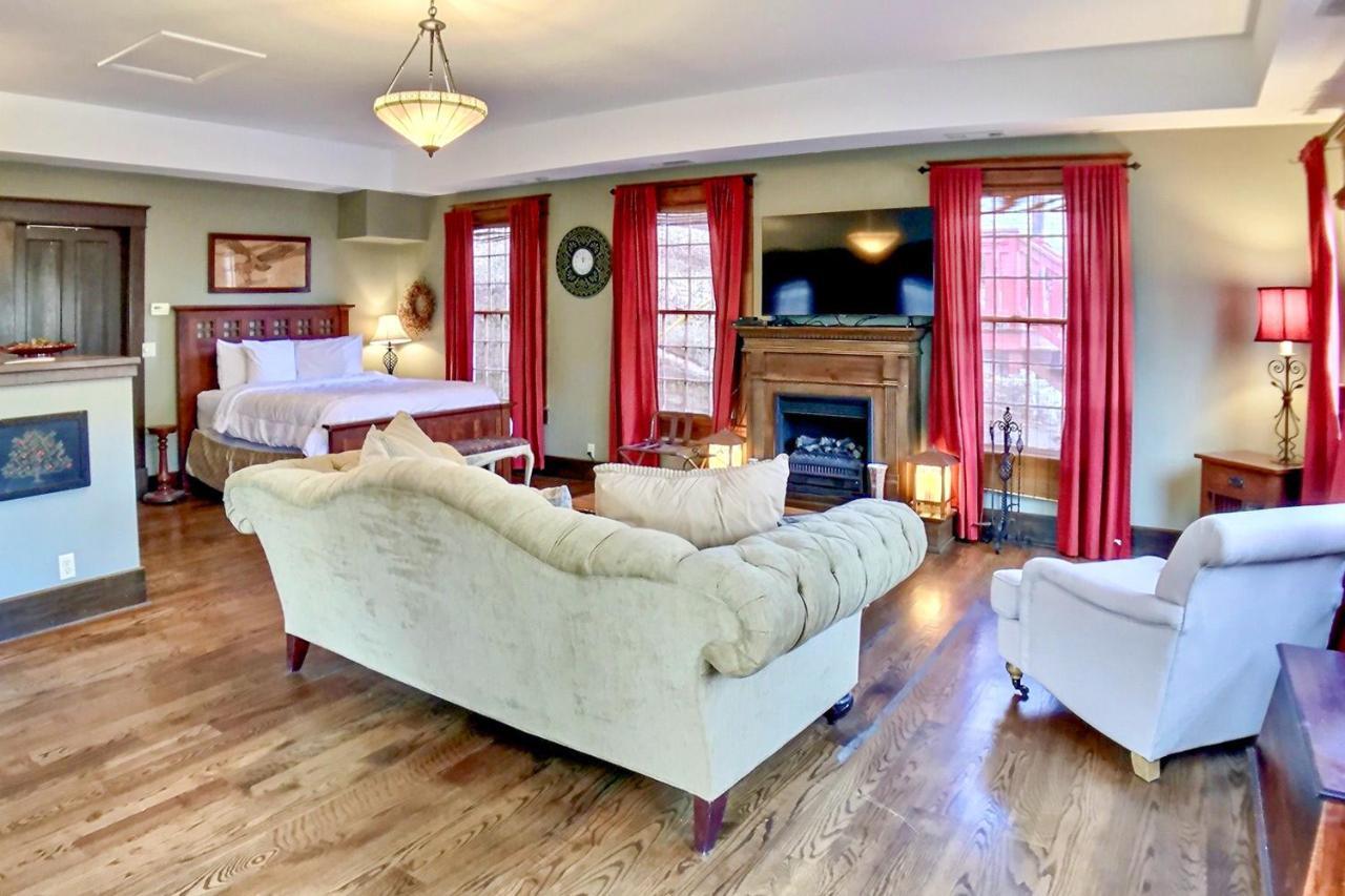 66 Center Street - The Carriage House, Queen Beds, Wifi, Cable Tv, Outdoor Sitting Area, Free On-Site Parking, Spa Tub For 2 Eureka Springs Kültér fotó