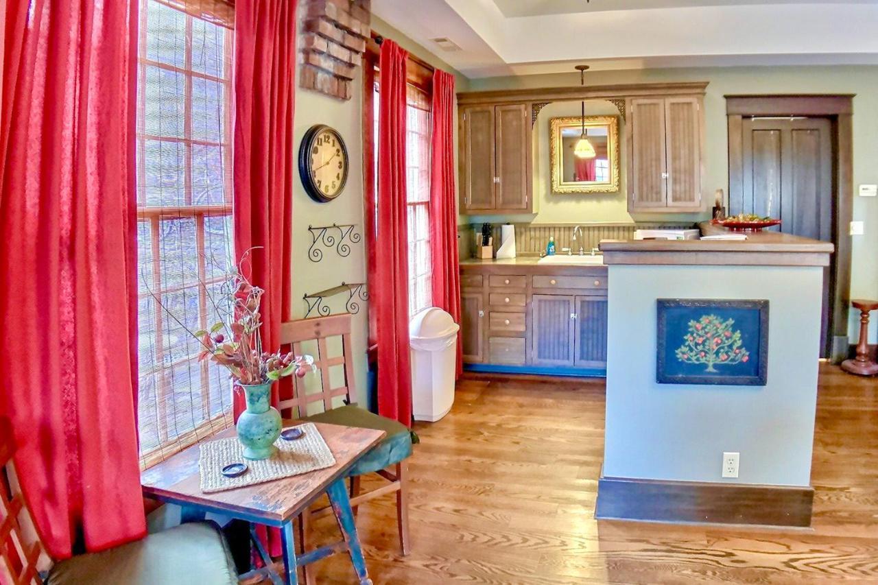 66 Center Street - The Carriage House, Queen Beds, Wifi, Cable Tv, Outdoor Sitting Area, Free On-Site Parking, Spa Tub For 2 Eureka Springs Kültér fotó