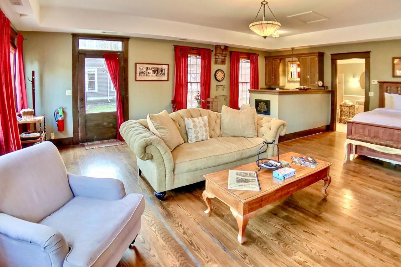 66 Center Street - The Carriage House, Queen Beds, Wifi, Cable Tv, Outdoor Sitting Area, Free On-Site Parking, Spa Tub For 2 Eureka Springs Kültér fotó